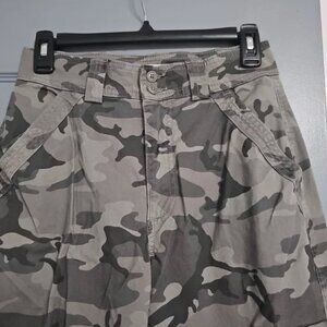 Abercrombie & Fitch Camo Cargo Pants – Size 26 (Curve Love)